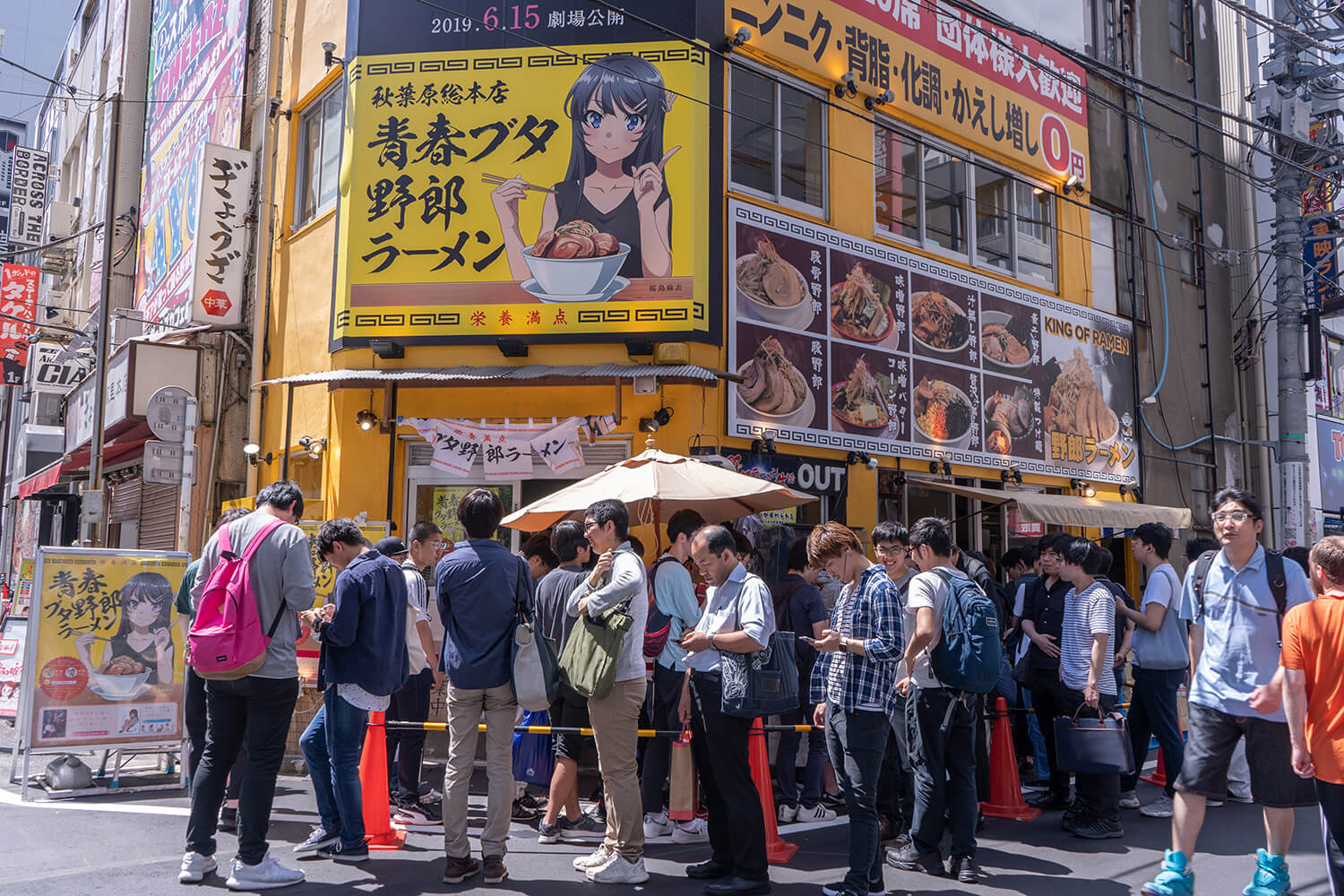 People linling for Ramen